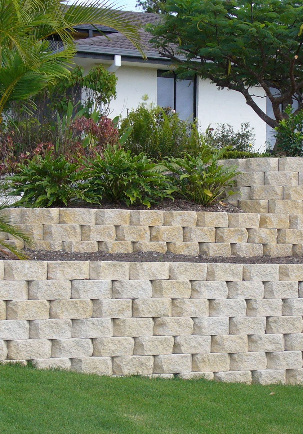 gardenwall-light-sands-retaining-wall-1.JPG